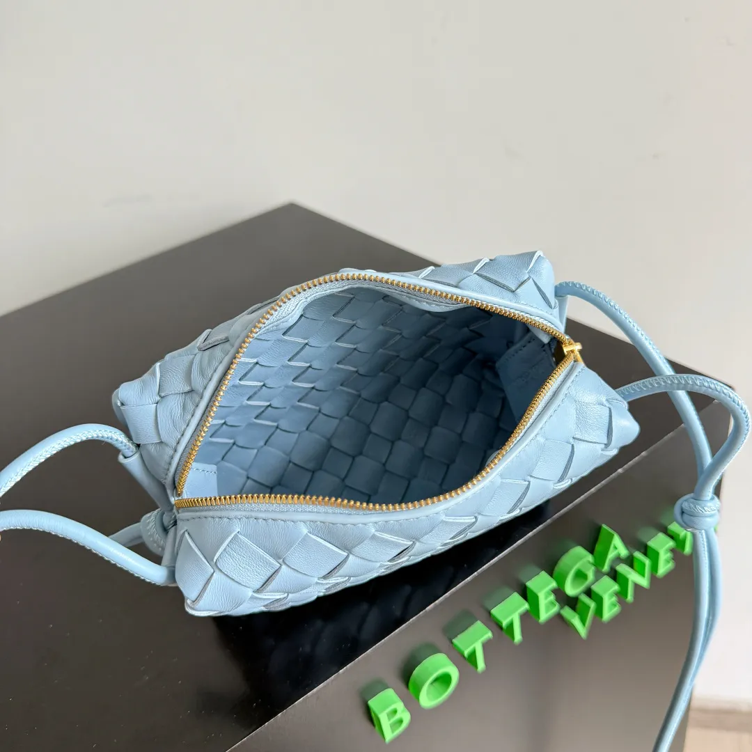 Batch 1560 New version and new color (third generation) 𝗕𝗼𝘁𝘁𝗲𝗴𝗮 𝗩𝗲𝗻𝗲𝘁𝗮 ——— BV’s best value for money, the latest version of the loop camera bag💥, large woven texture, super high quality lambskin as always, with zippers, adjustable drawstrings, it’s especially suitable for the belly💫It can fit anything, and it’s very light weight, suitable🈴️for girls of all ages. Size: 17*10*6cm Style number: 723547